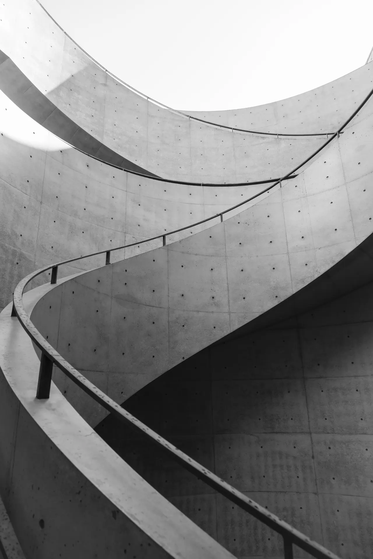 Rampa de concreto en espiral en blanco y negro