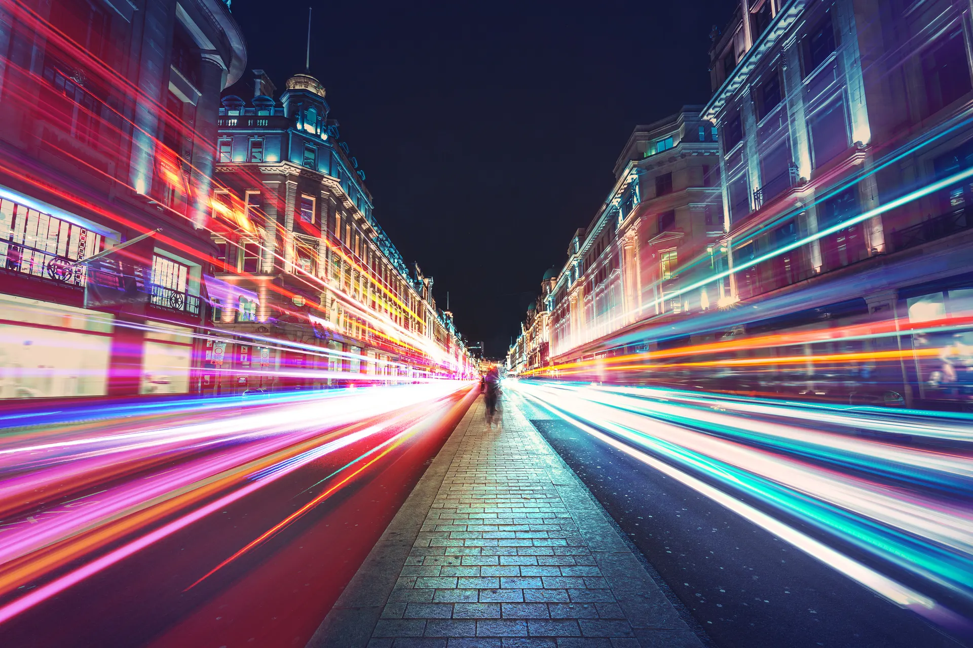 Estelas de luz neón en avenida nocturna