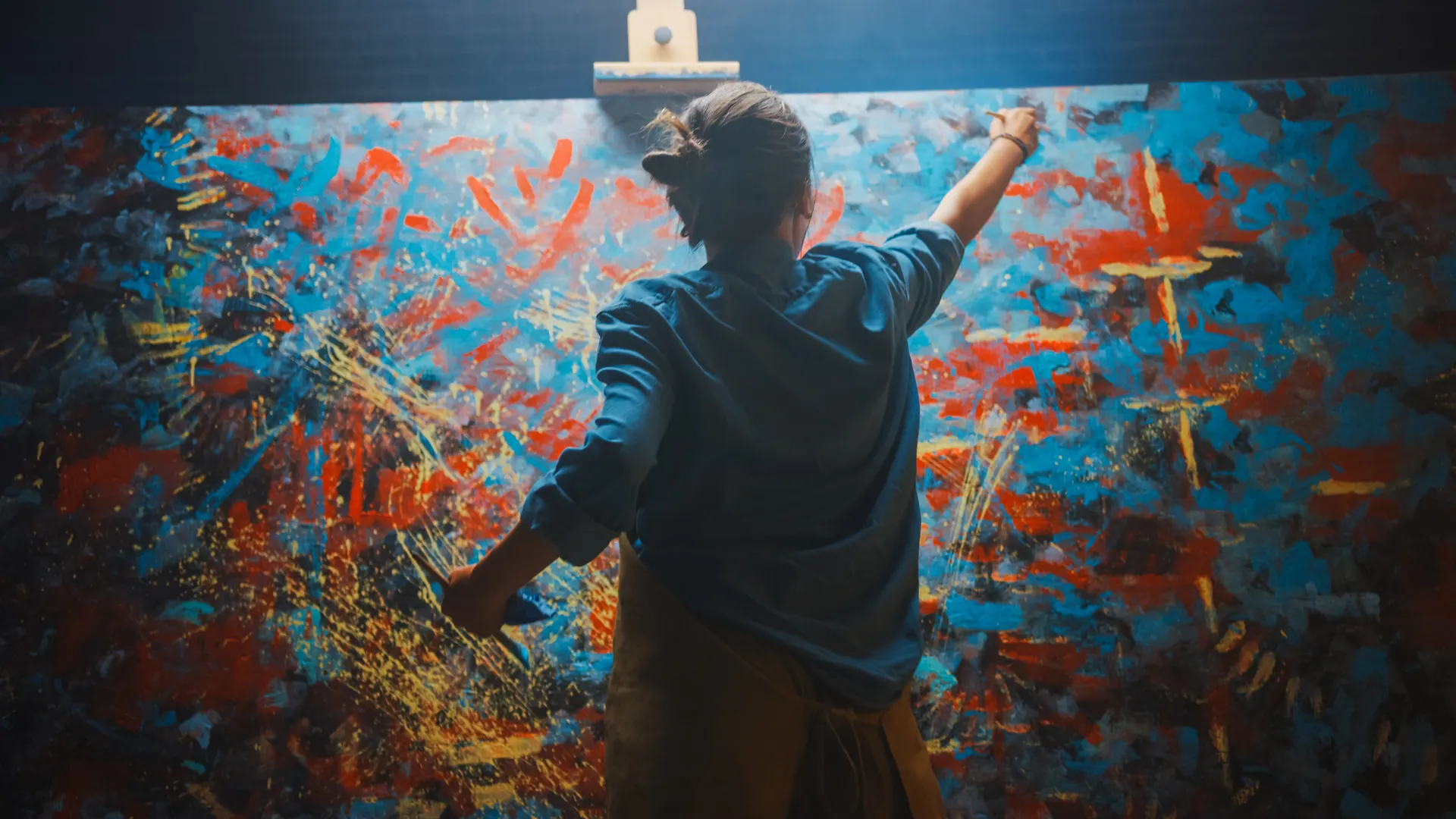 Painter from behind before large format