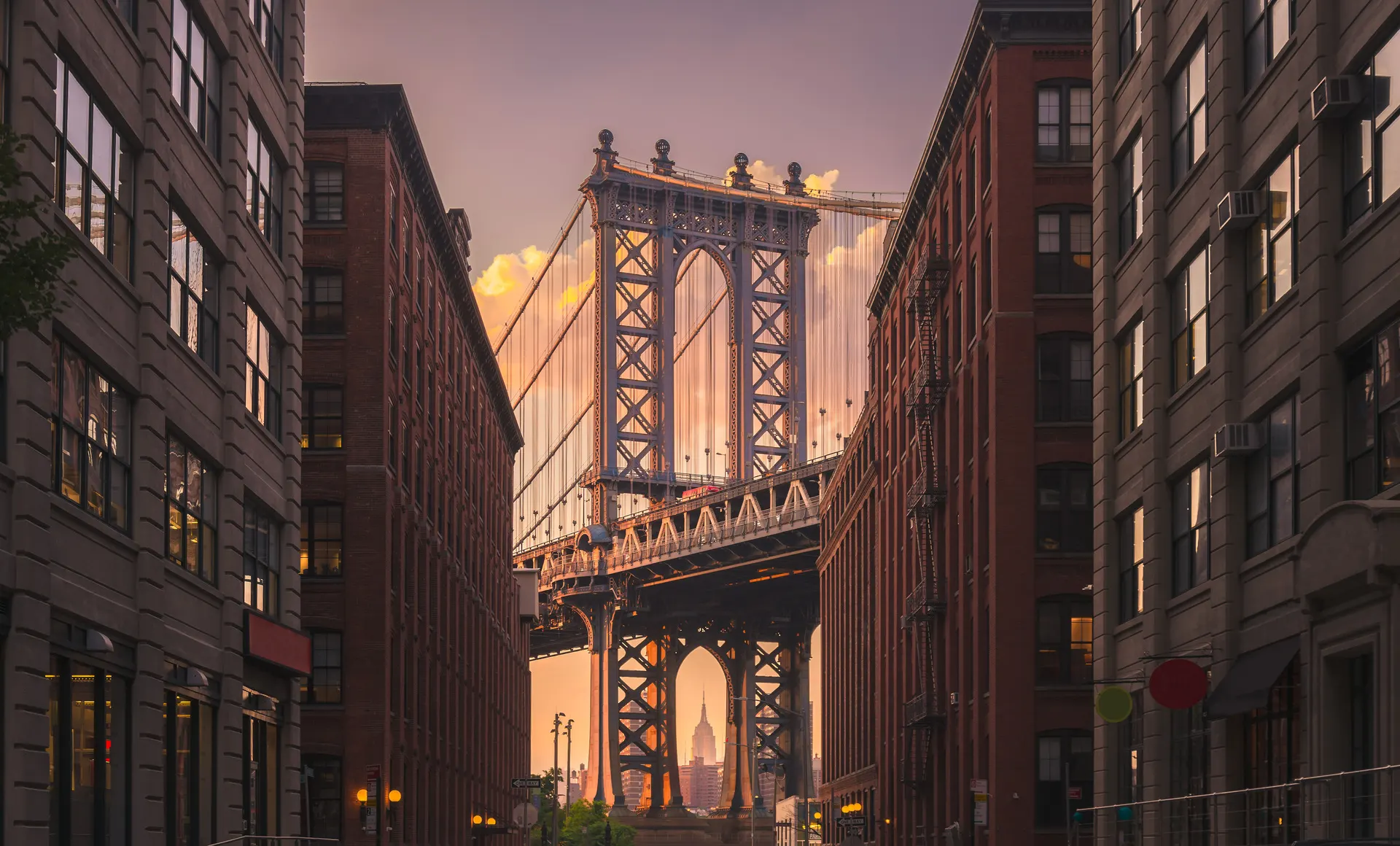 Puente entre edificios al atardecer
