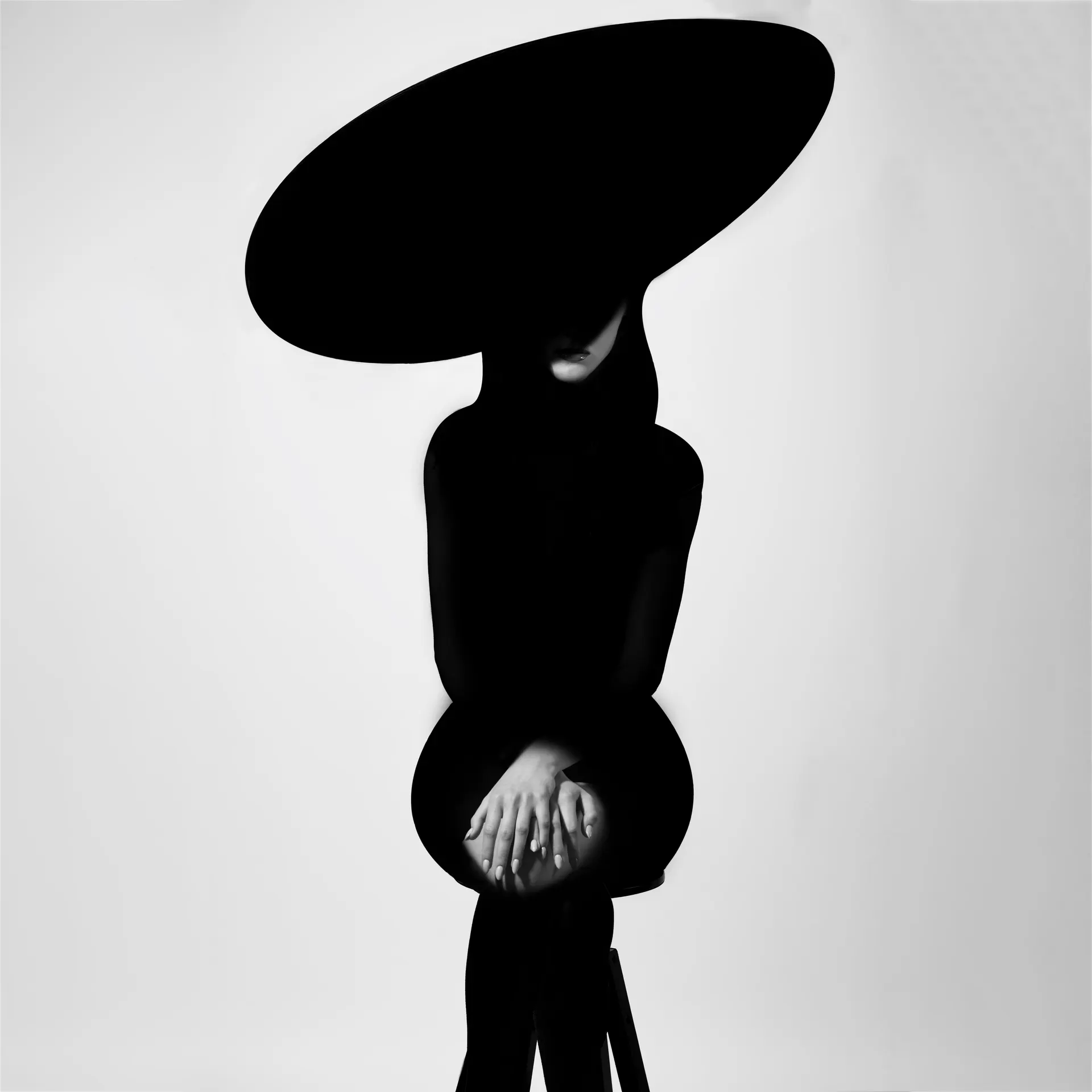 Mujer con sombrero negro de ala ancha
